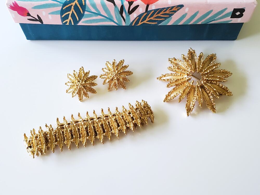 Vintage Avon Starburst Gold Tone Floral Jewelry Set